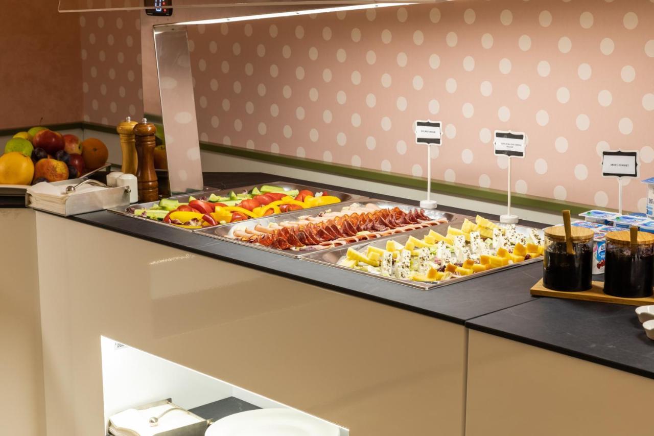 Ramada by Wyndham Slatina Parc Hotel Bagian luar foto